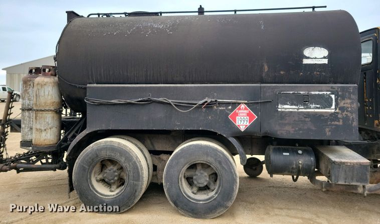 image for item EA2423 1981 Ford LNT8000 oil distributor truck