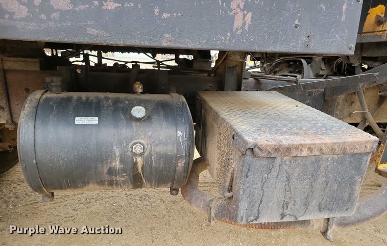 image for item EA2423 1981 Ford LNT8000 oil distributor truck