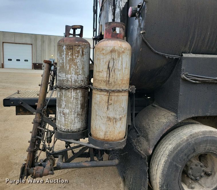 image for item EA2423 1981 Ford LNT8000 oil distributor truck