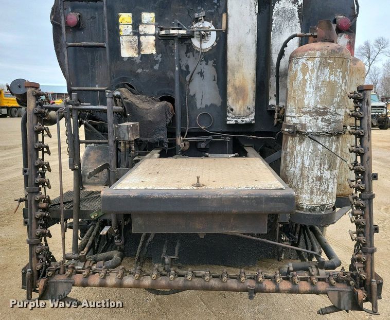 image for item EA2423 1981 Ford LNT8000 oil distributor truck