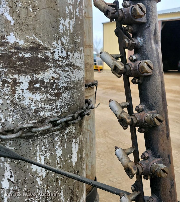 image for item EA2423 1981 Ford LNT8000 oil distributor truck