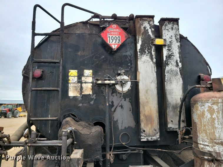 image for item EA2423 1981 Ford LNT8000 oil distributor truck