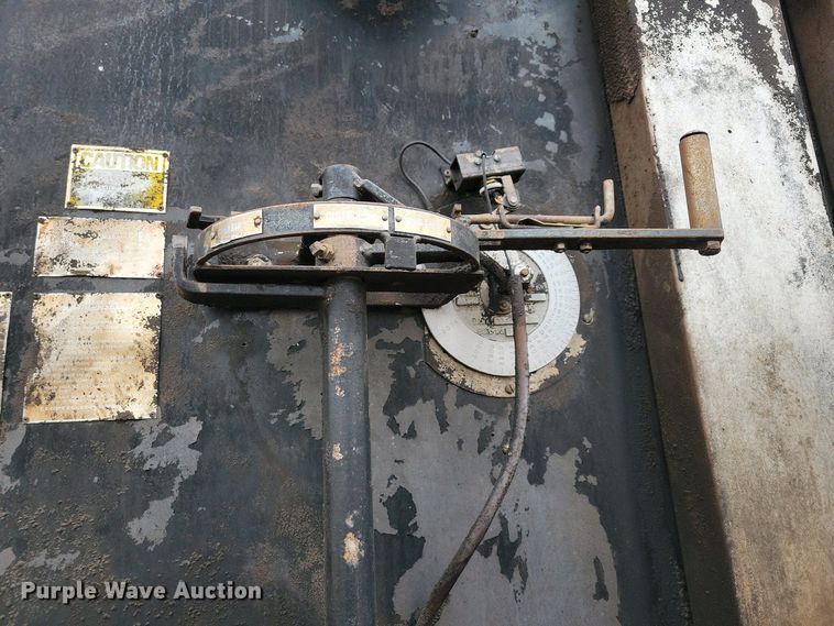 image for item EA2423 1981 Ford LNT8000 oil distributor truck