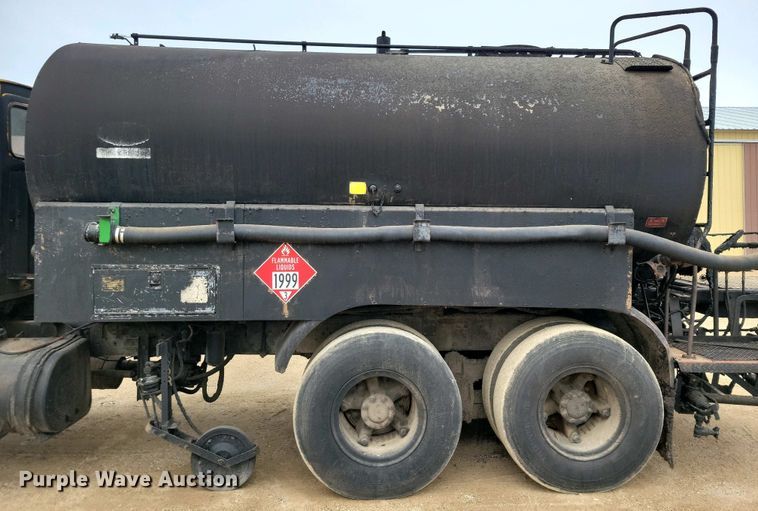 image for item EA2423 1981 Ford LNT8000 oil distributor truck