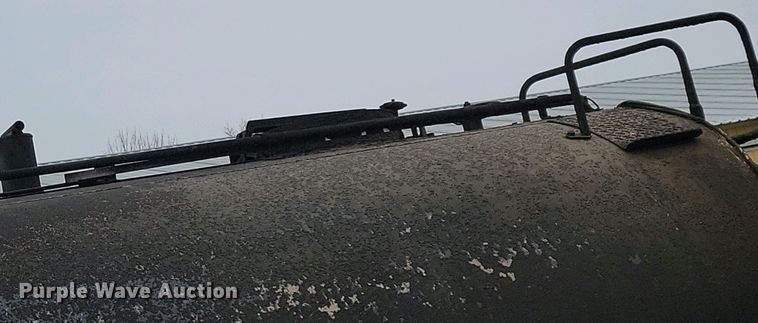 image for item EA2423 1981 Ford LNT8000 oil distributor truck