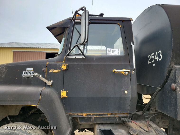 image for item EA2423 1981 Ford LNT8000 oil distributor truck