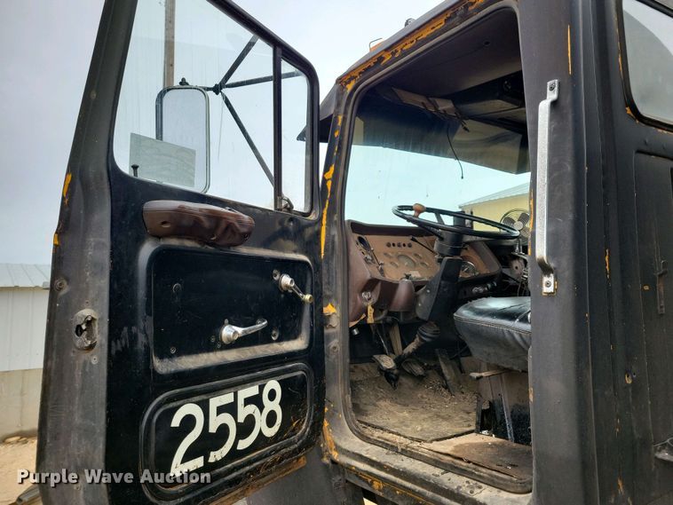 image for item EA2423 1981 Ford LNT8000 oil distributor truck