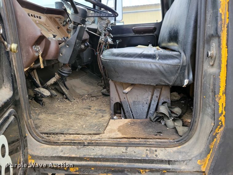 image for item EA2423 1981 Ford LNT8000 oil distributor truck