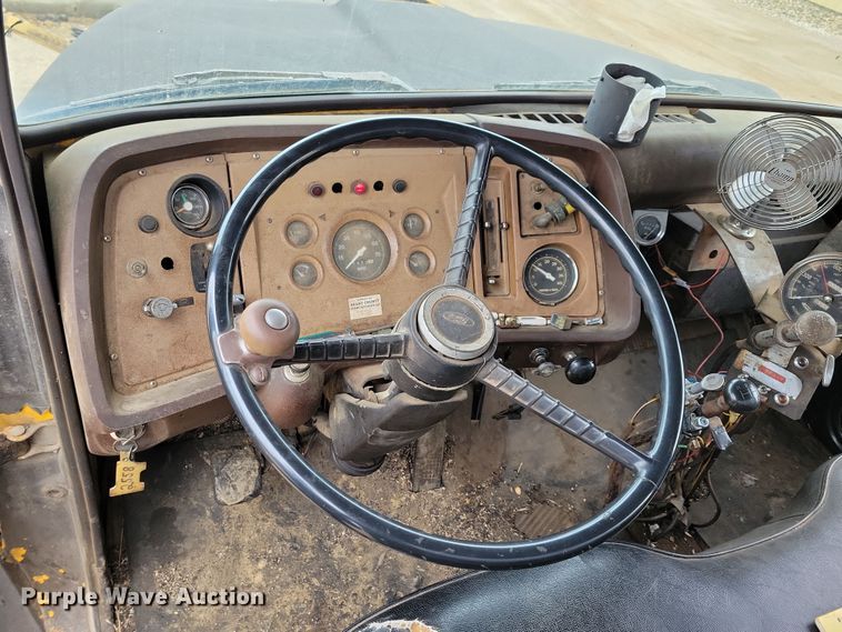 image for item EA2423 1981 Ford LNT8000 oil distributor truck