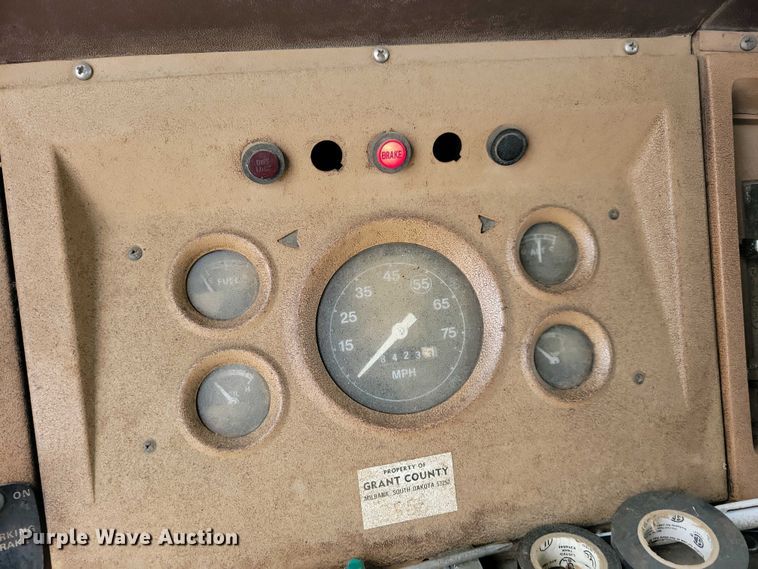 image for item EA2423 1981 Ford LNT8000 oil distributor truck