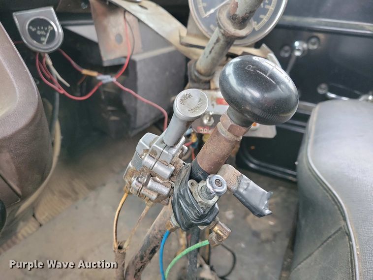 image for item EA2423 1981 Ford LNT8000 oil distributor truck