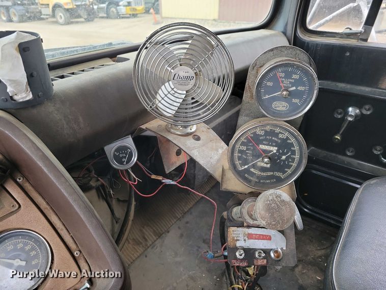 image for item EA2423 1981 Ford LNT8000 oil distributor truck