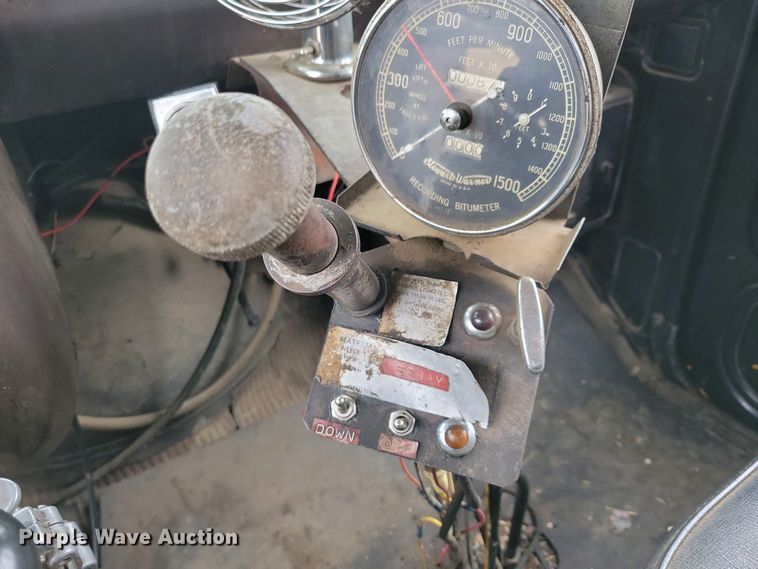 image for item EA2423 1981 Ford LNT8000 oil distributor truck