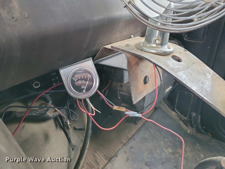 image for item EA2423 1981 Ford LNT8000 oil distributor truck