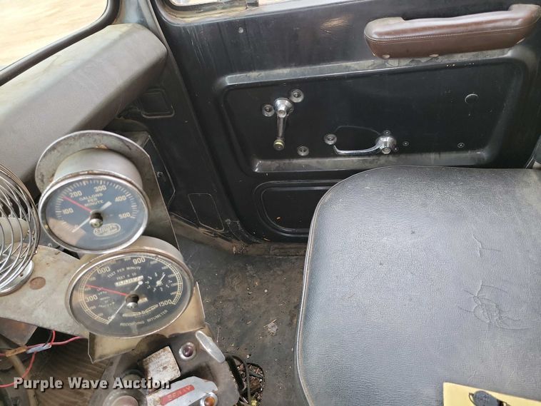 image for item EA2423 1981 Ford LNT8000 oil distributor truck