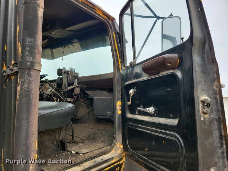 image for item EA2423 1981 Ford LNT8000 oil distributor truck