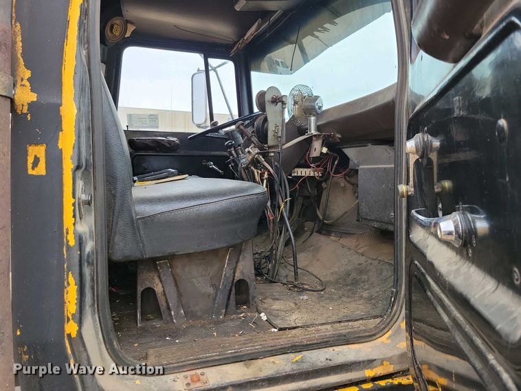 image for item EA2423 1981 Ford LNT8000 oil distributor truck