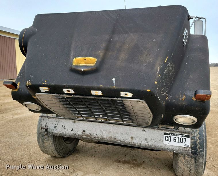 image for item EA2423 1981 Ford LNT8000 oil distributor truck