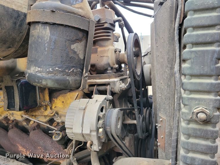 image for item EA2423 1981 Ford LNT8000 oil distributor truck