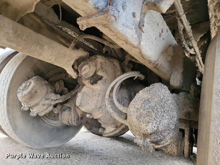 image for item EA2423 1981 Ford LNT8000 oil distributor truck