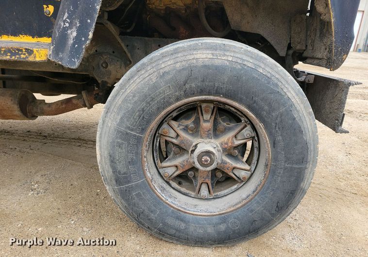 image for item EA2423 1981 Ford LNT8000 oil distributor truck