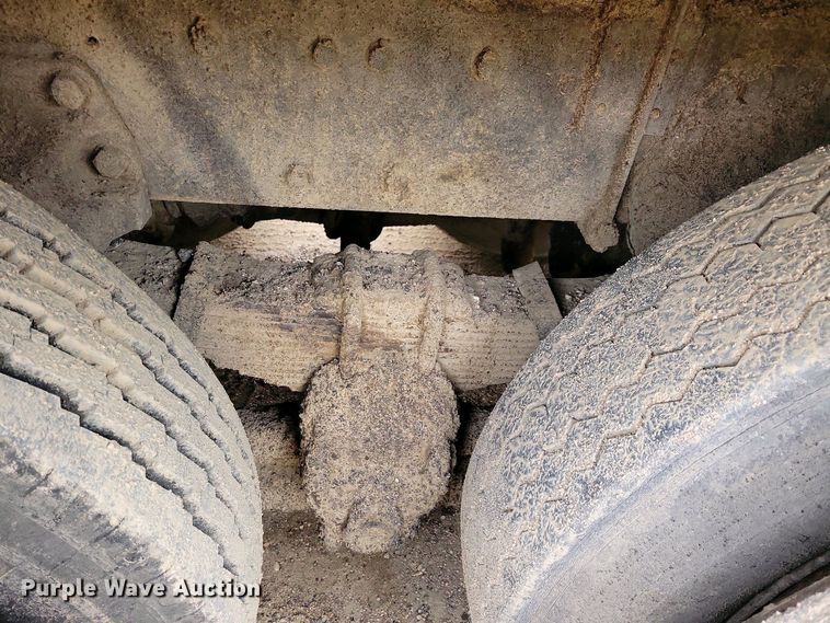 image for item EA2423 1981 Ford LNT8000 oil distributor truck