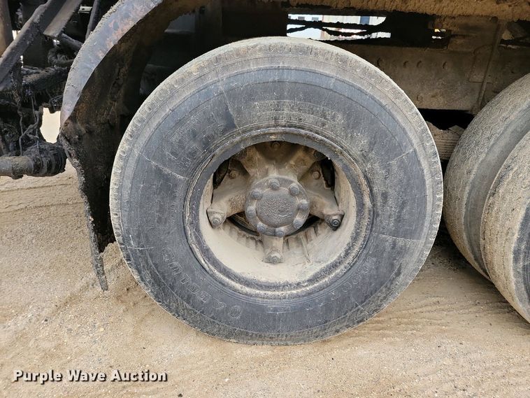 image for item EA2423 1981 Ford LNT8000 oil distributor truck