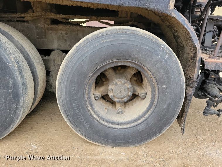 image for item EA2423 1981 Ford LNT8000 oil distributor truck