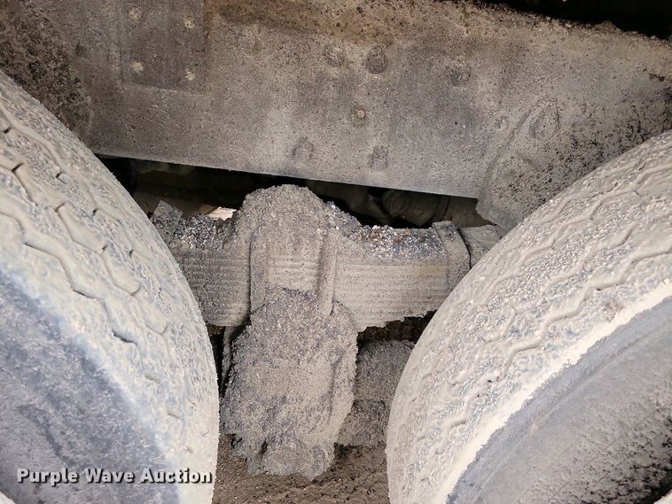 image for item EA2423 1981 Ford LNT8000 oil distributor truck