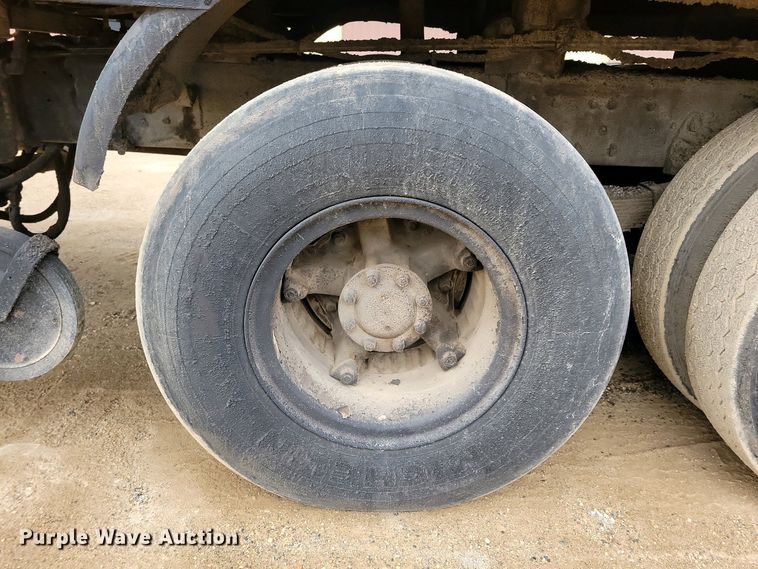 image for item EA2423 1981 Ford LNT8000 oil distributor truck