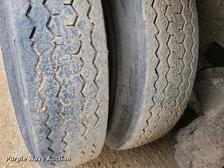 image for item EA2423 1981 Ford LNT8000 oil distributor truck