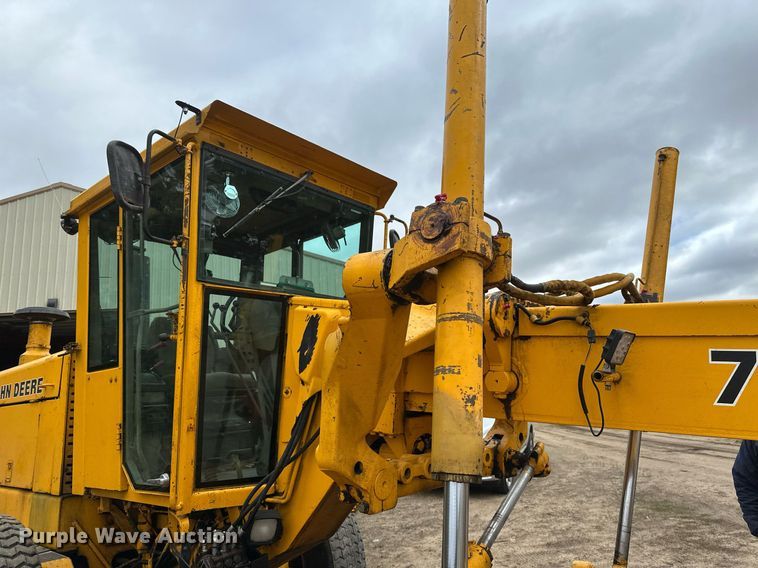 image for item EB2477 1986 John Deere 770BH motor grader