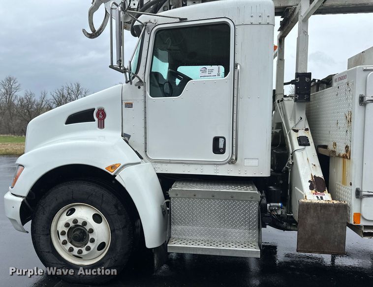 image for item EB2504 2009 Kenworth T370 digger derrick truck