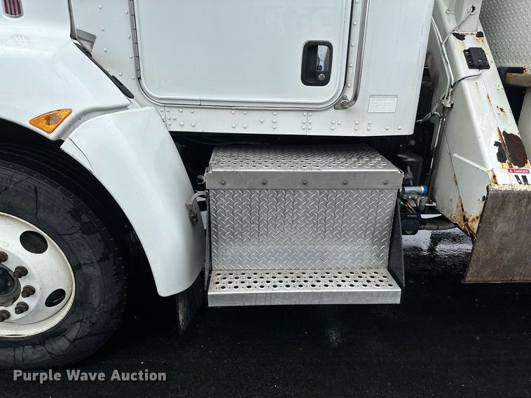 image for item EB2504 2009 Kenworth T370 digger derrick truck