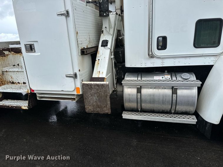 image for item EB2504 2009 Kenworth T370 digger derrick truck