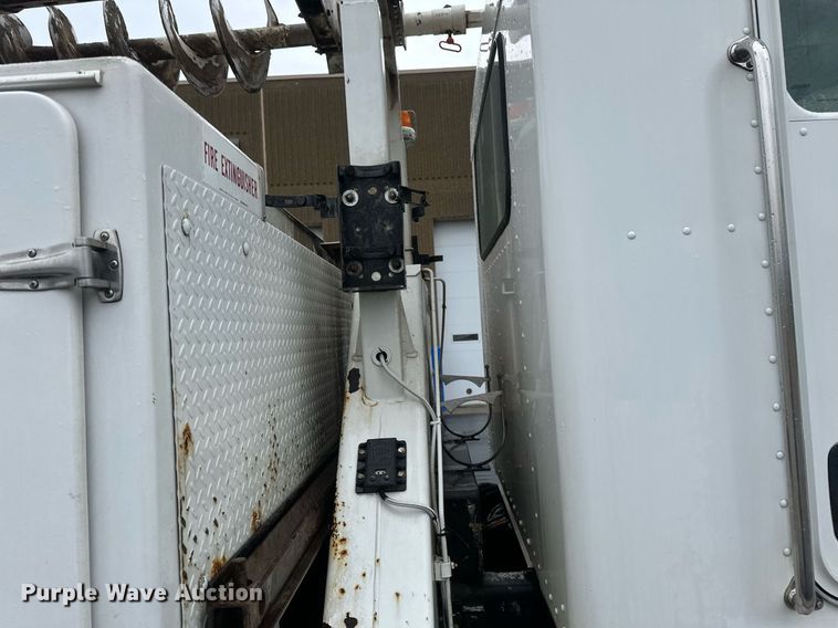 image for item EB2504 2009 Kenworth T370 digger derrick truck