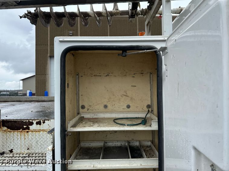 image for item EB2504 2009 Kenworth T370 digger derrick truck