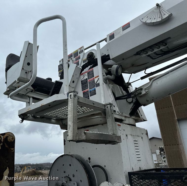 image for item EB2504 2009 Kenworth T370 digger derrick truck