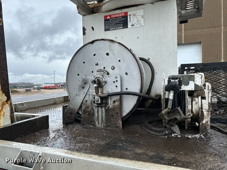 image for item EB2504 2009 Kenworth T370 digger derrick truck