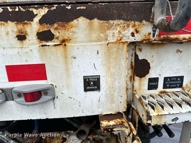 image for item EB2504 2009 Kenworth T370 digger derrick truck