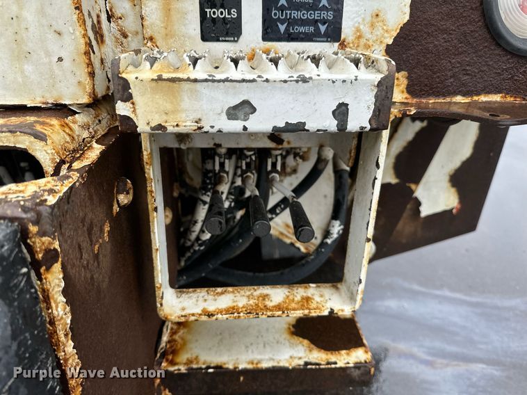 image for item EB2504 2009 Kenworth T370 digger derrick truck