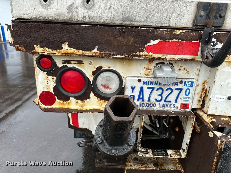 image for item EB2504 2009 Kenworth T370 digger derrick truck