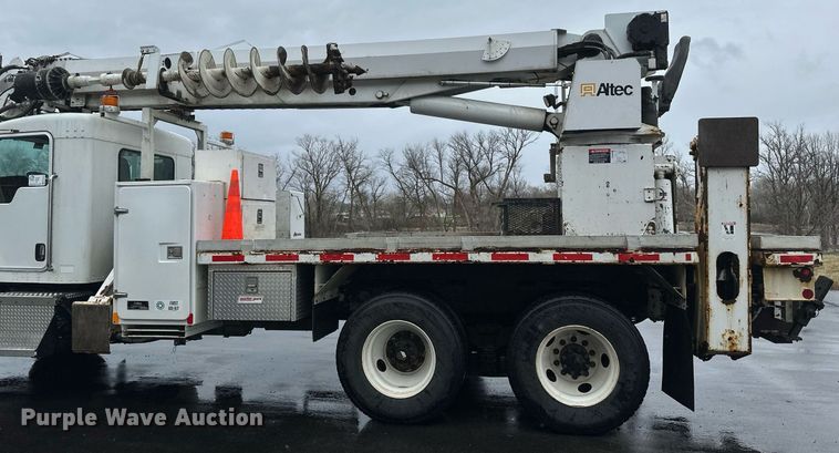 image for item EB2504 2009 Kenworth T370 digger derrick truck