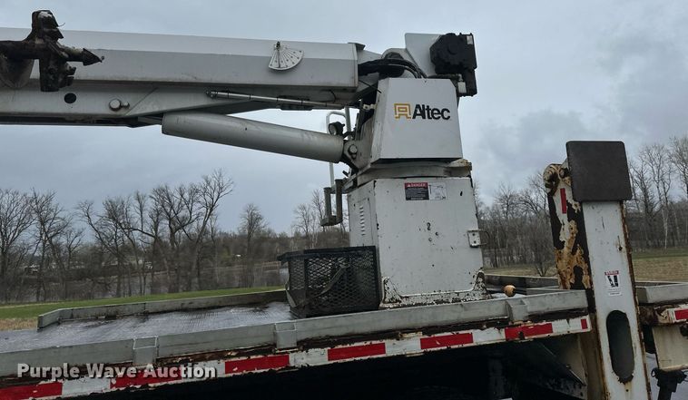 image for item EB2504 2009 Kenworth T370 digger derrick truck