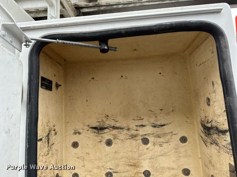 image for item EB2504 2009 Kenworth T370 digger derrick truck