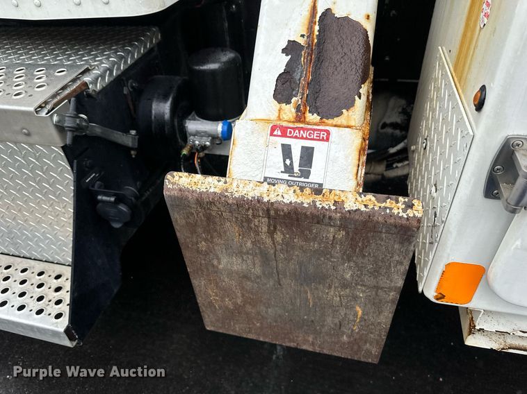 image for item EB2504 2009 Kenworth T370 digger derrick truck