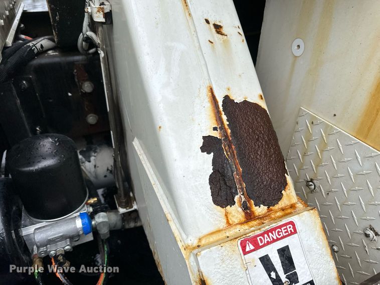 image for item EB2504 2009 Kenworth T370 digger derrick truck