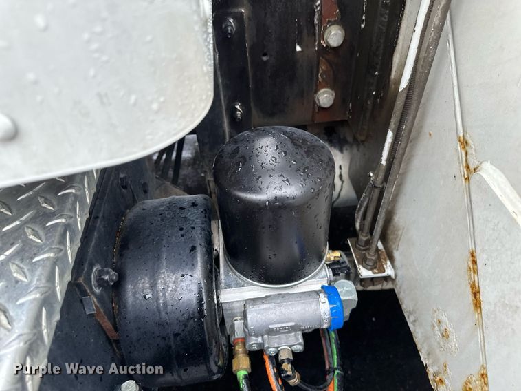 image for item EB2504 2009 Kenworth T370 digger derrick truck