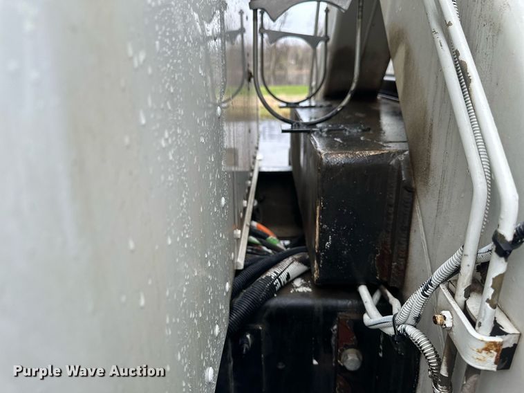 image for item EB2504 2009 Kenworth T370 digger derrick truck