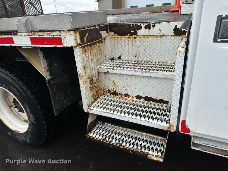 image for item EB2504 2009 Kenworth T370 digger derrick truck